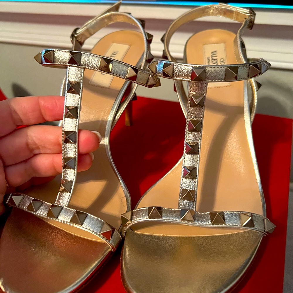 New in box- gold Rockstud sandals